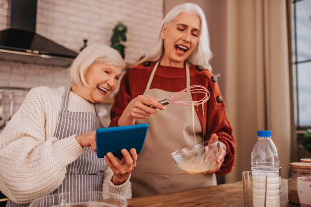 grey-haired-smiling-lady-in-apron