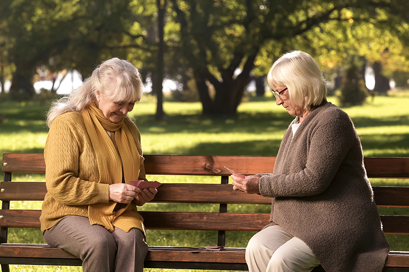 couple-adult-ladies-playing-cards